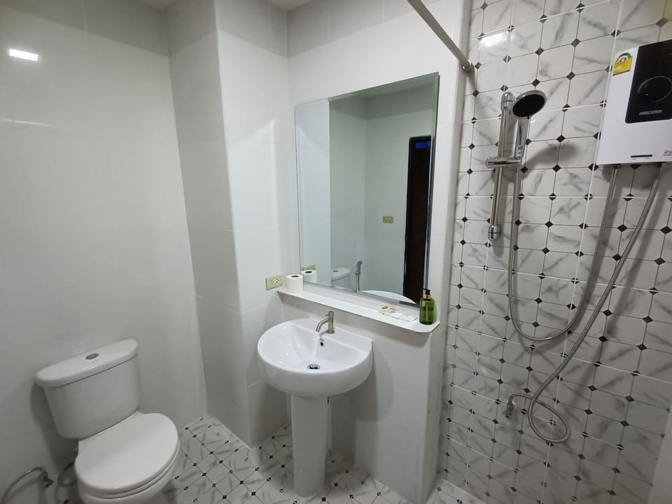 Deluxe Room | Bathroom | Free toiletries, hair dryer, towels