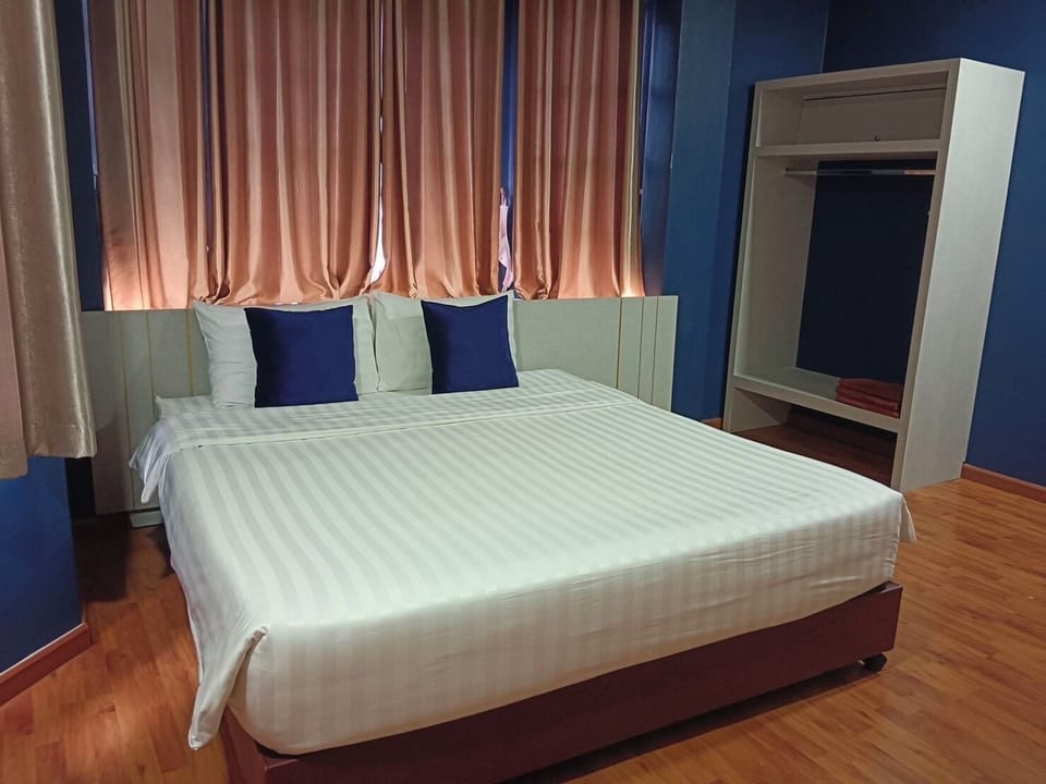 Deluxe Room | Minibar, WiFi (free), bed sheets