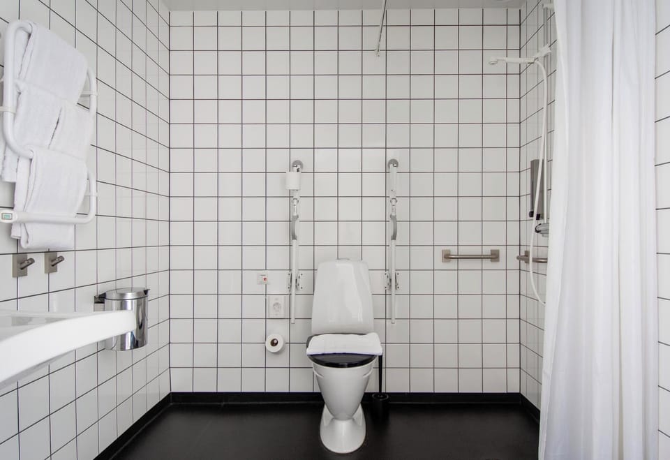 Superior Room | Bathroom | Shower, eco-friendly toiletries, hair dryer, towels