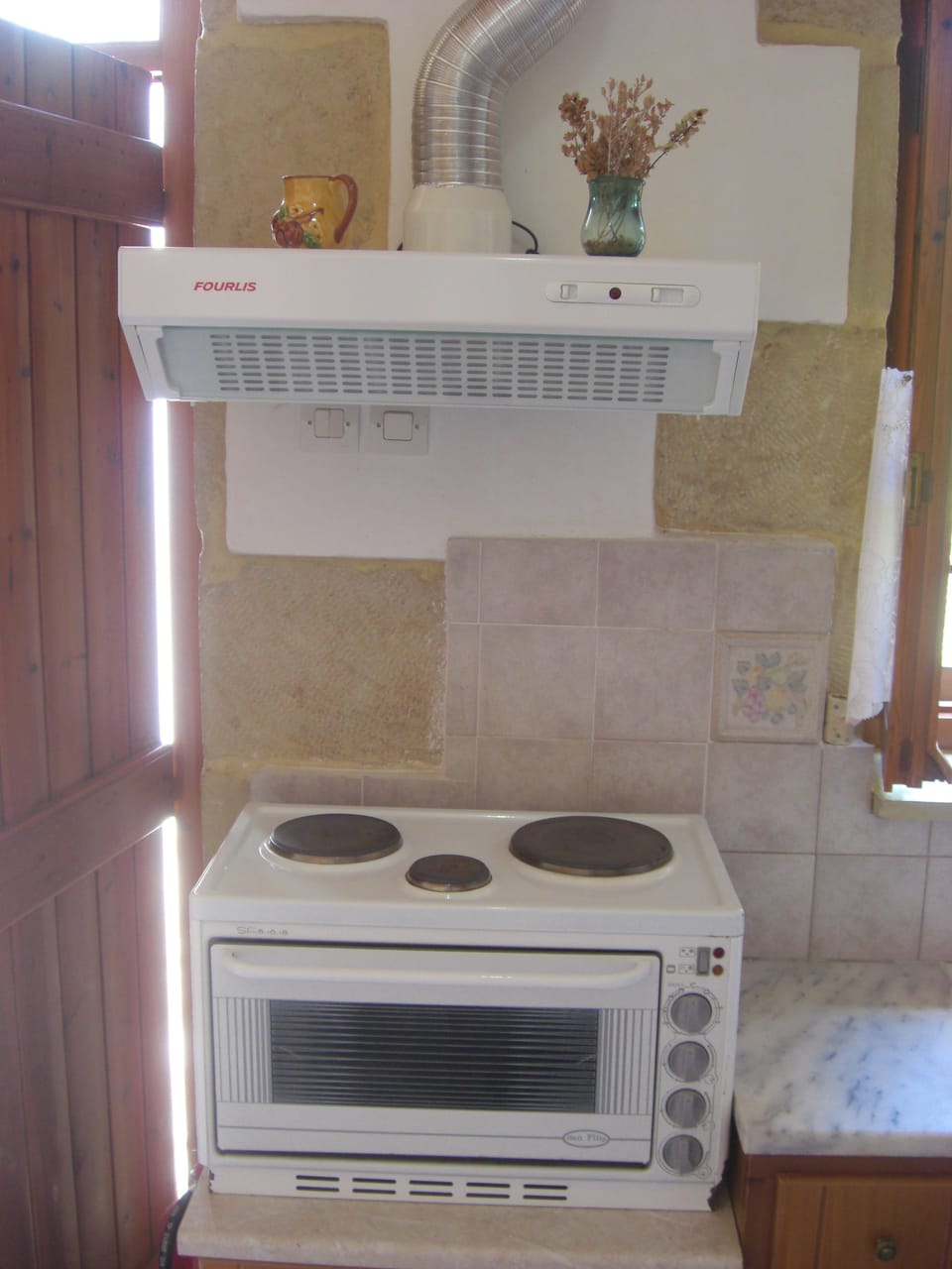 Fridge, stovetop, coffee/tea maker, electric kettle