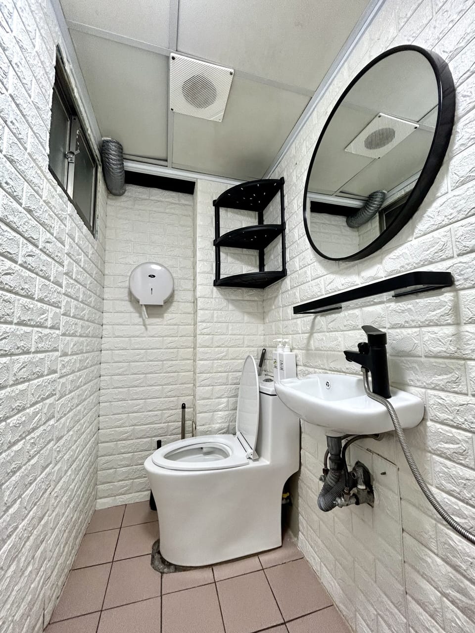 Standard Quadruple Room | Bathroom | Shower, free toiletries, hair dryer, slippers