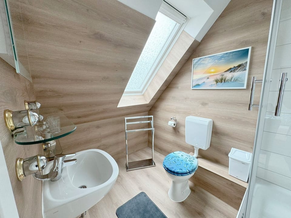Junior Double Room | Bathroom | Shower, hair dryer, towels