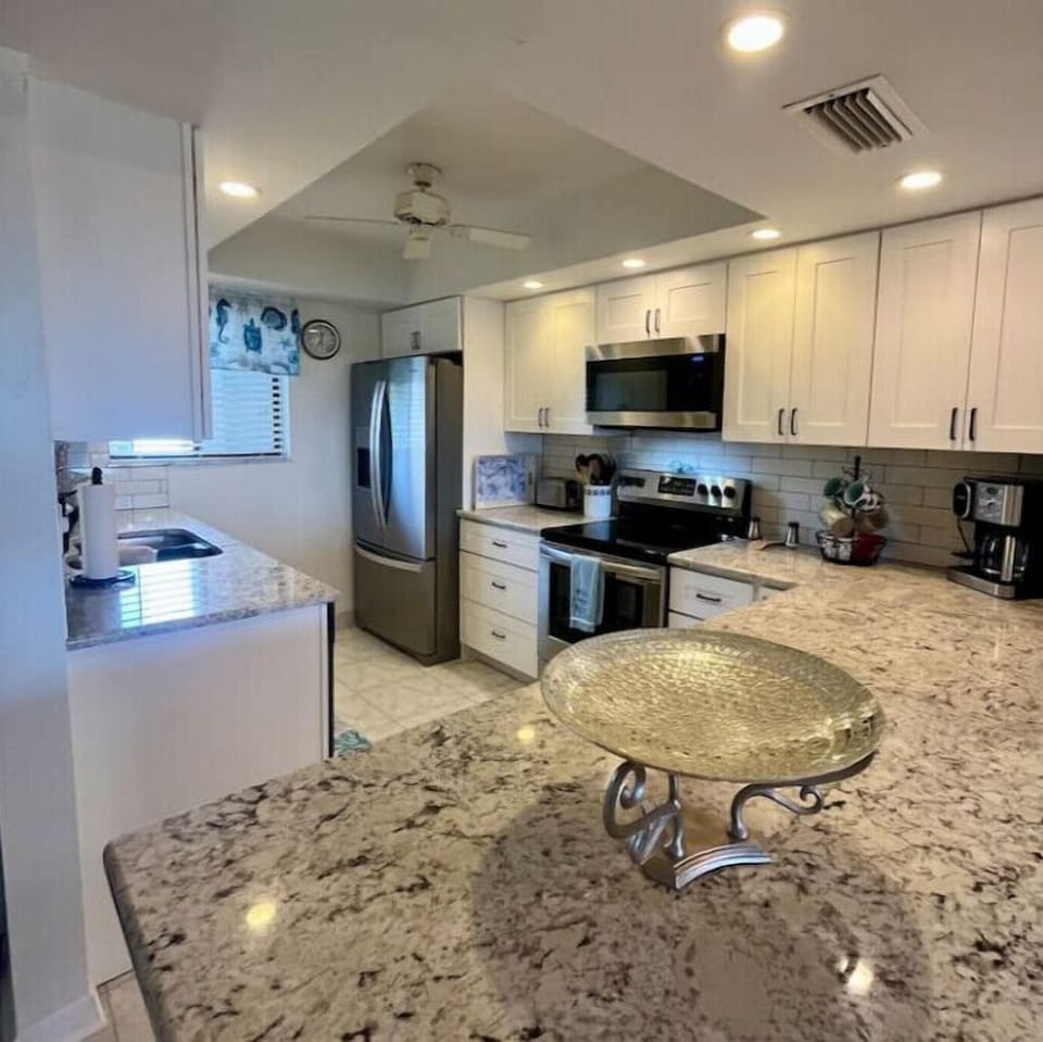 Spacious, fully equipped kitchen with double ice maker!