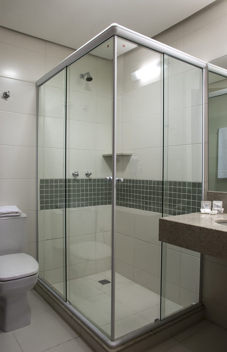 Classic Twin Room, 2 Twin Beds | Bathroom shower