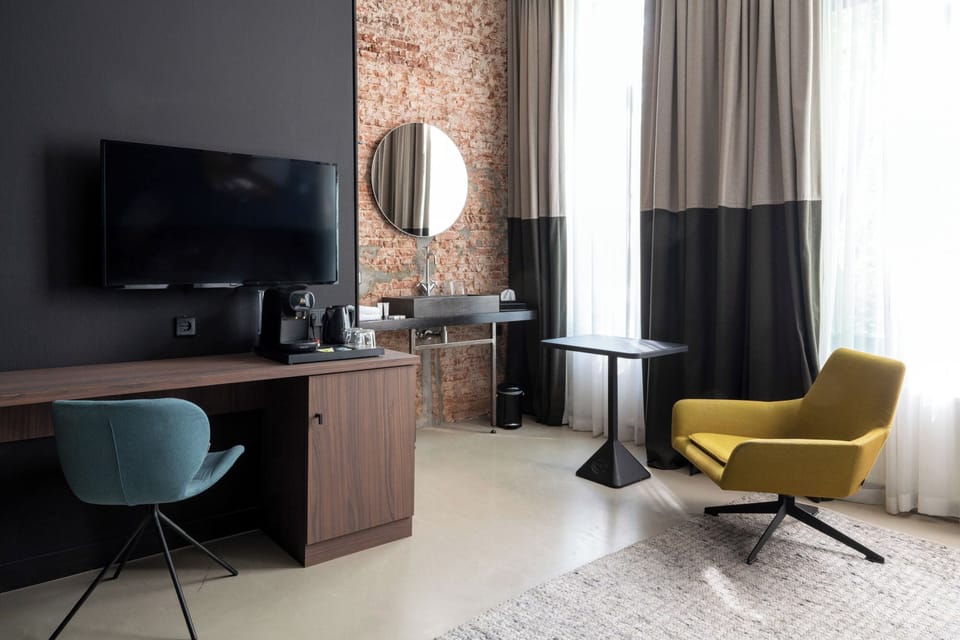 Premium Double Room with Airco | In-room safe, free WiFi, bed sheets