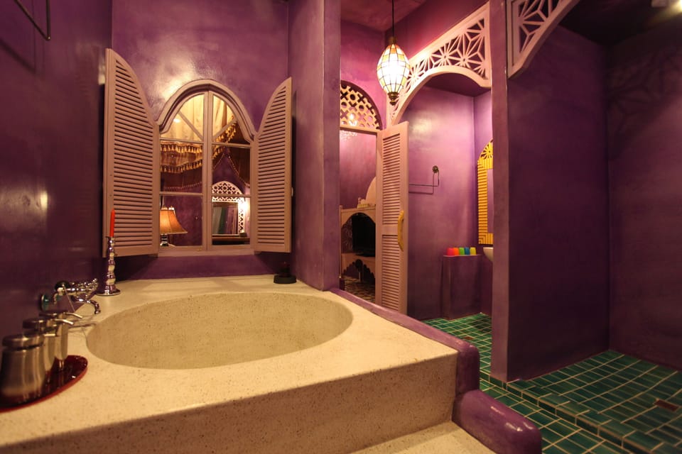 Separate tub and shower, deep soaking tub, free toiletries, hair dryer