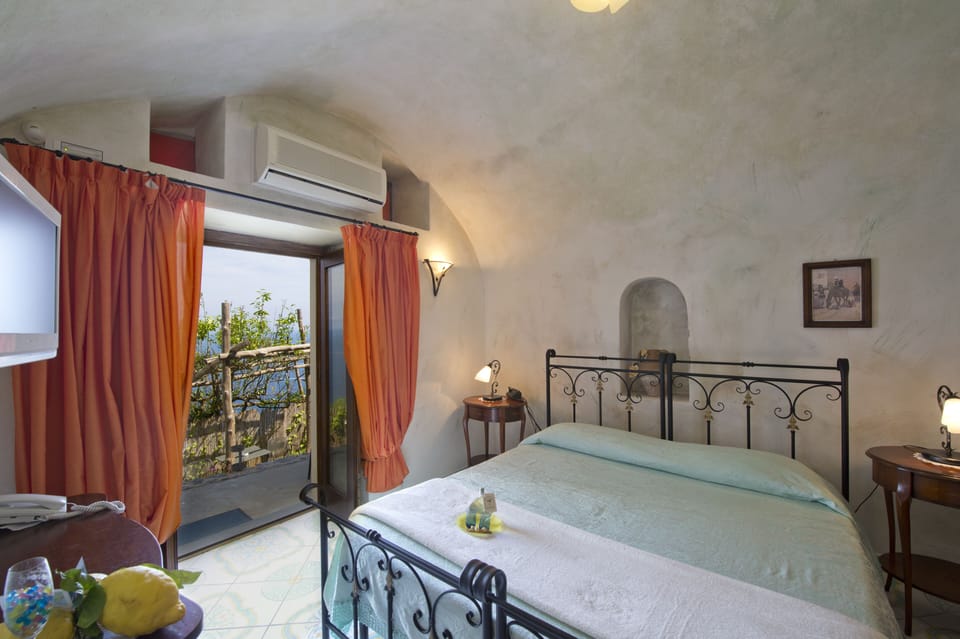 Standard Double Room | Minibar, in-room safe, desk, soundproofing