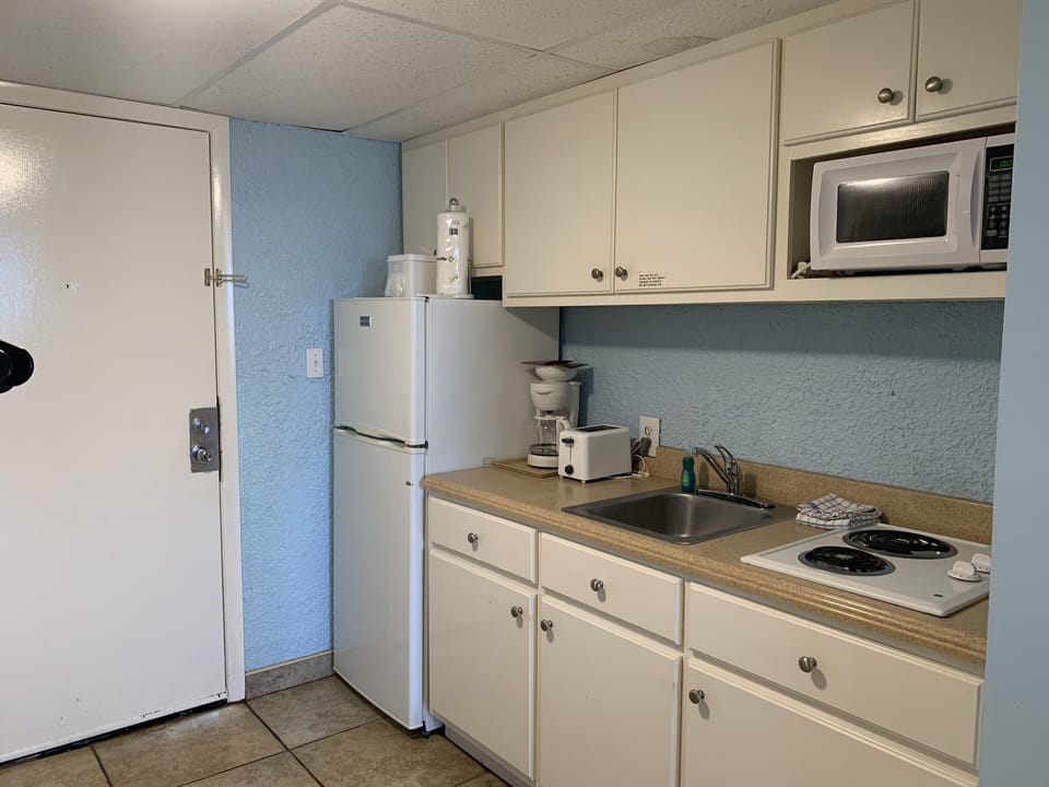 Room, 1 King Bed, Balcony, Ocean View | Private kitchen | Microwave, oven, stovetop, coffee/tea maker