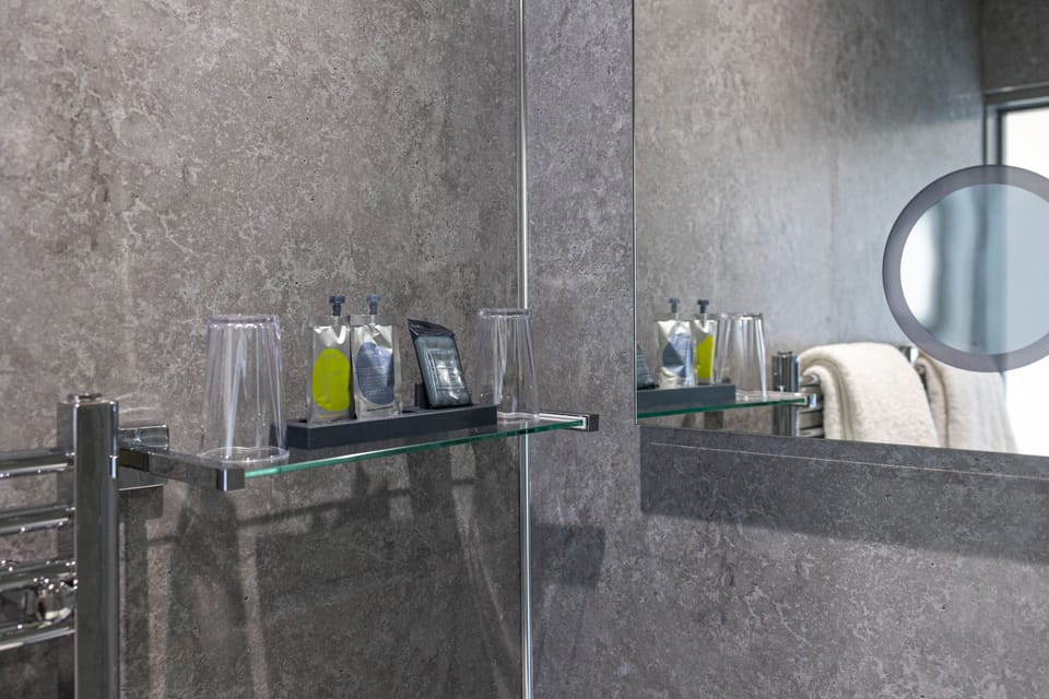 Deluxe Double or Twin Room, 1 Bedroom, Balcony, Sea View (Balcony) | Bathroom