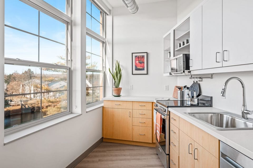 A stocked kitchen and stunning scenery ✨🍴