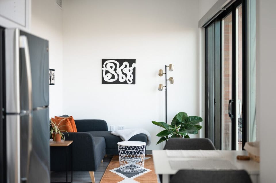 Relax and dine in this cozy combo space 🍽️🌿