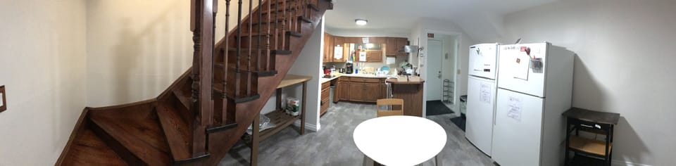 Full-size fridge, microwave, oven, stovetop