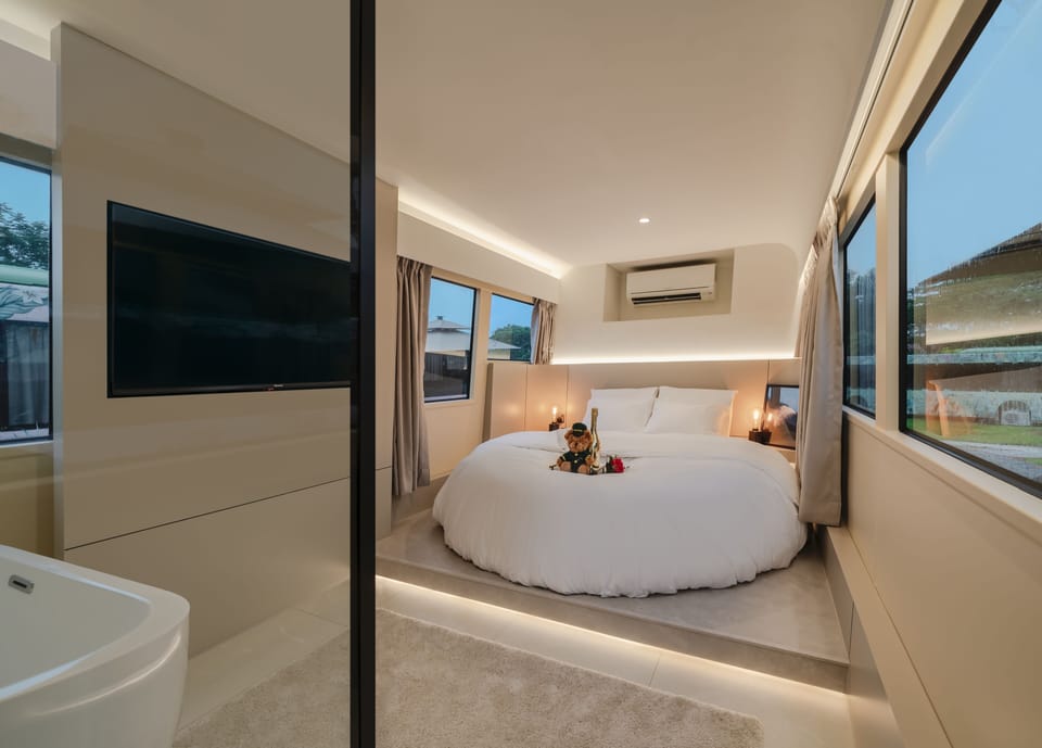 Queen Victoria | Bathroom | Separate tub and shower, rainfall showerhead, free toiletries