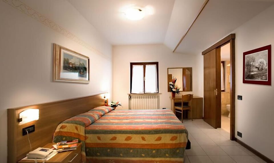 Standard Double or Twin Room | In-room safe, desk, free WiFi