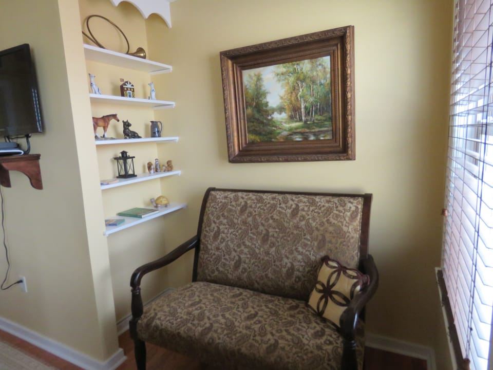 Room (Jacobs Den) | Living area | LED TV, fireplace