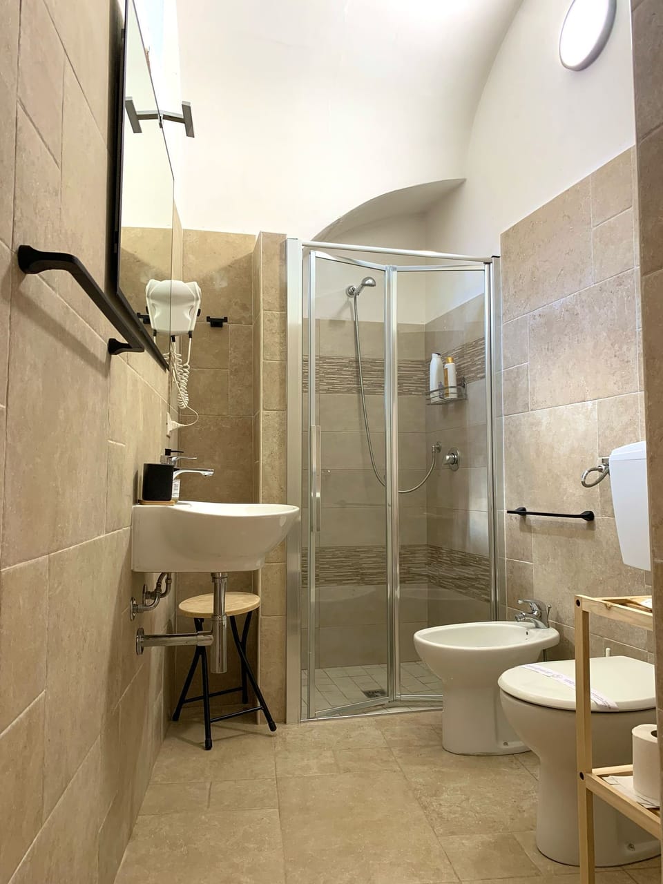 Double Room | Bathroom | Shower, free toiletries, hair dryer, towels