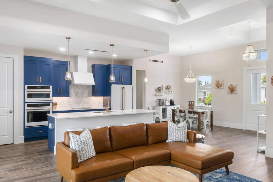 Deja Blu offers modern-day living at its finest.
