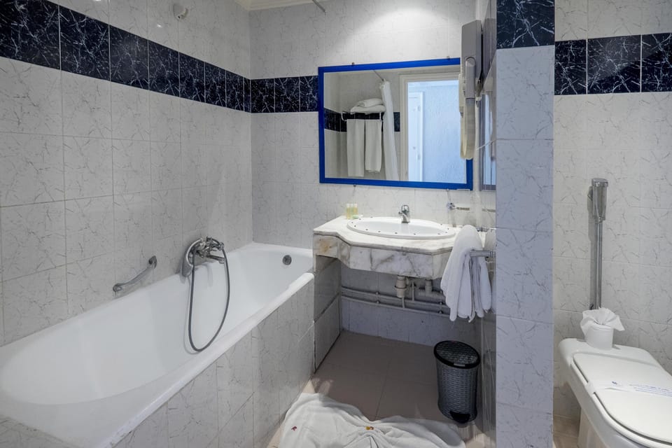 Combined shower/tub, deep soaking tub, free toiletries, towels