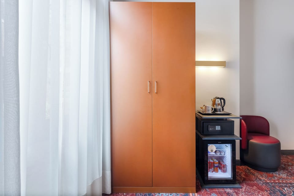 Premium bedding, down comforters, minibar, in-room safe