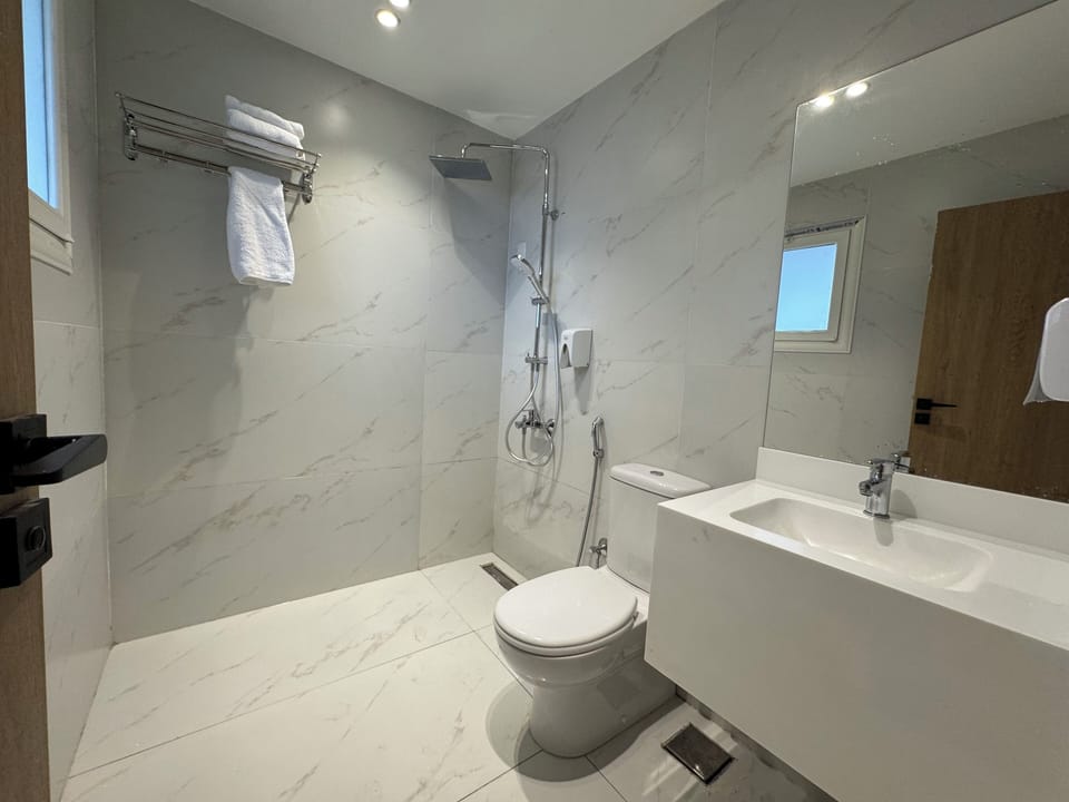 Basic Studio Suite | Bathroom | Shower, towels