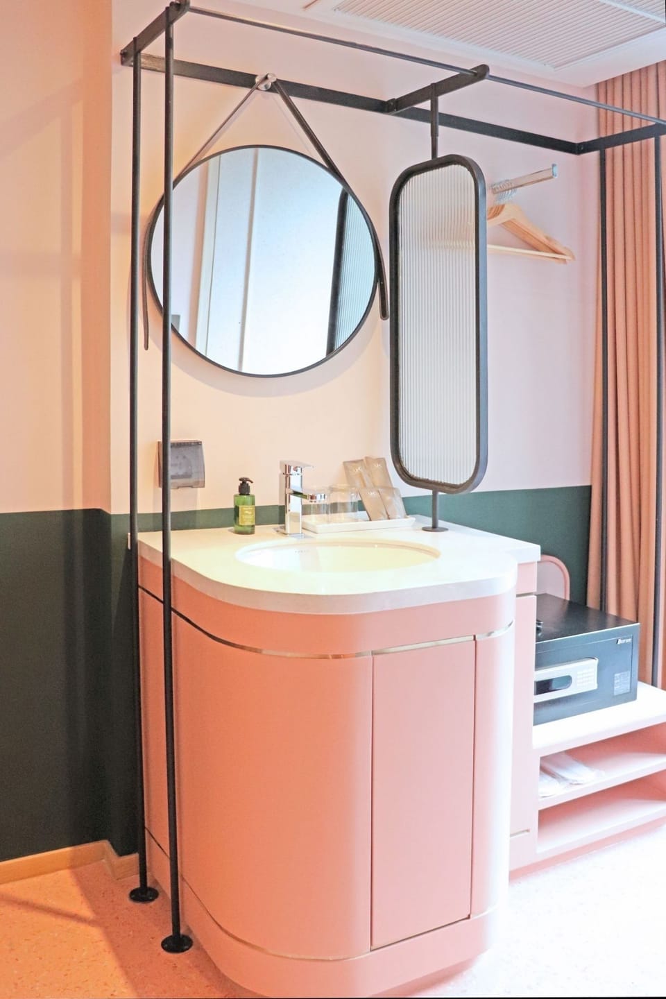 Superior Double Room | Bathroom | Free toiletries, hair dryer, slippers, towels