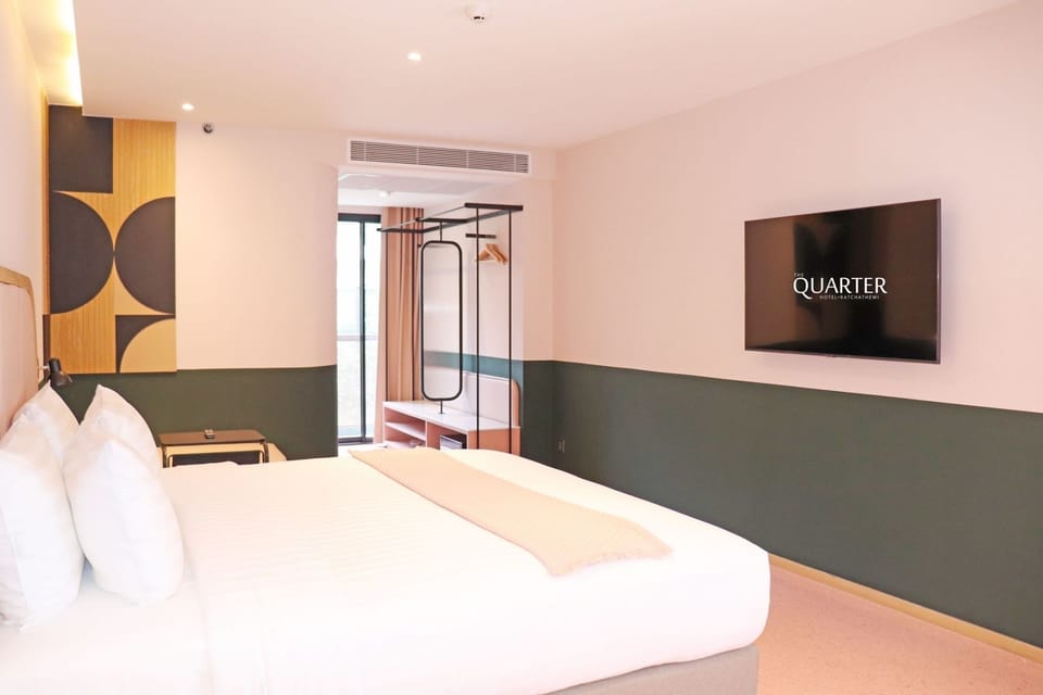 Deluxe Double or Twin Room with Bathtub | Minibar, in-room safe, soundproofing, iron/ironing board