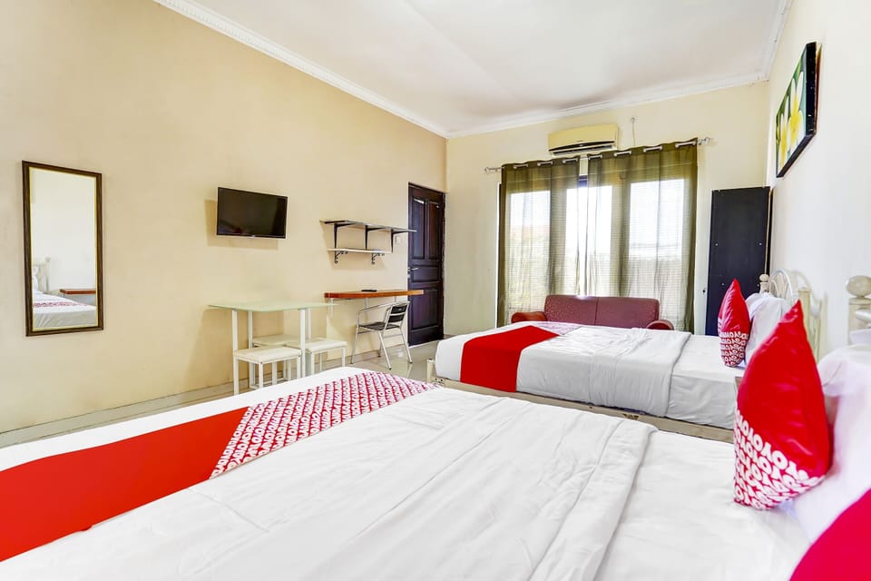 Family Suite | Desk, laptop workspace, free WiFi, bed sheets