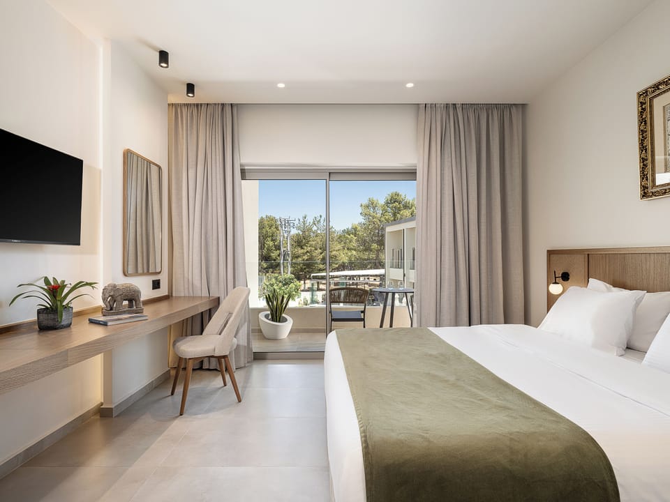 Classic Suite with Pool view | Hypo-allergenic bedding, in-room safe, soundproofing, iron/ironing board