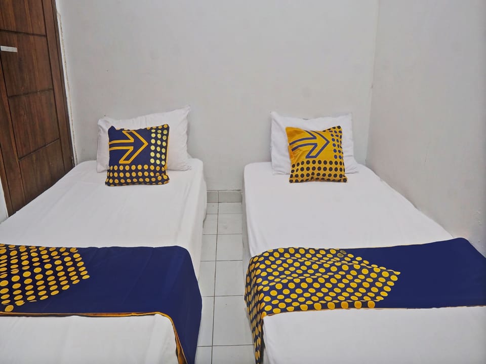 Economy Twin Room | Laptop workspace, free WiFi, bed sheets