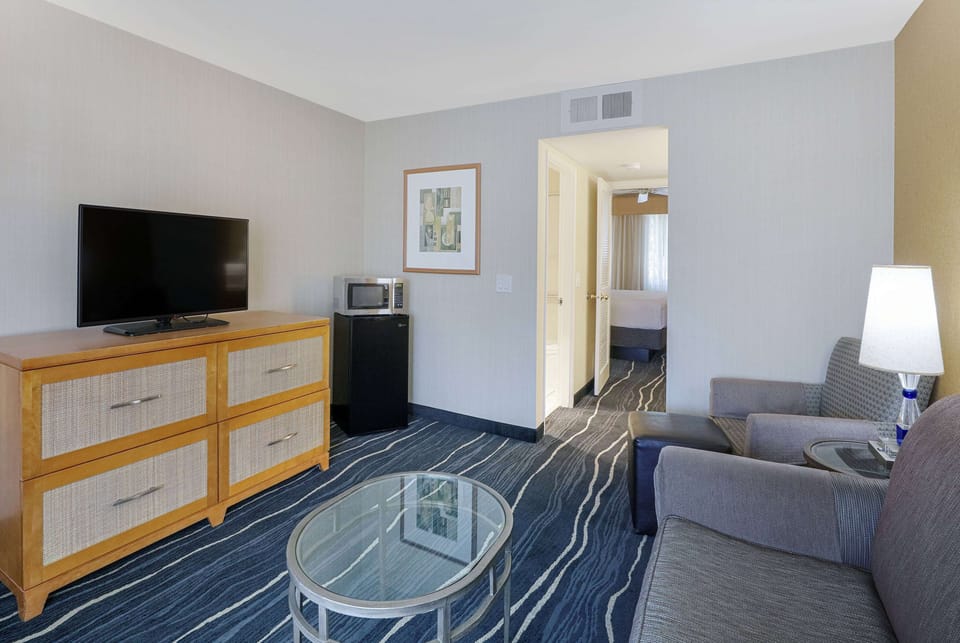Pillowtop beds, in-room safe, desk, laptop workspace
