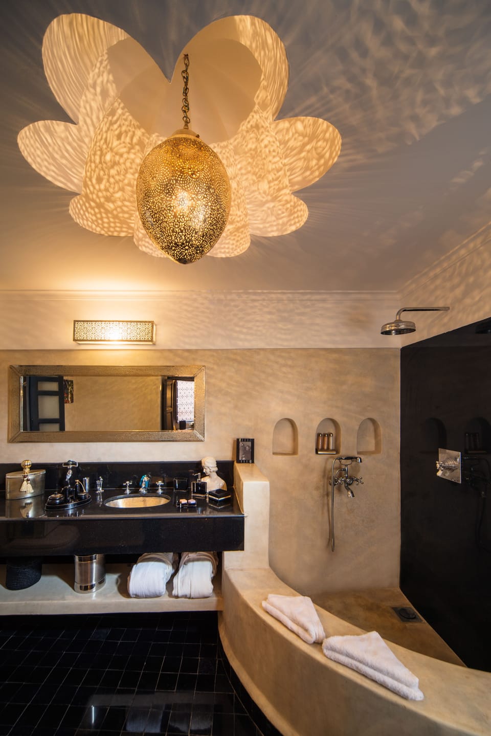 Junior Suite | Bathroom | Combined shower/tub, free toiletries, hair dryer, bathrobes