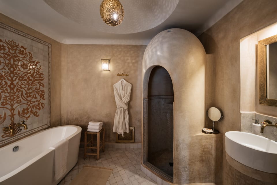 Suite | Bathroom | Combined shower/tub, free toiletries, hair dryer, bathrobes
