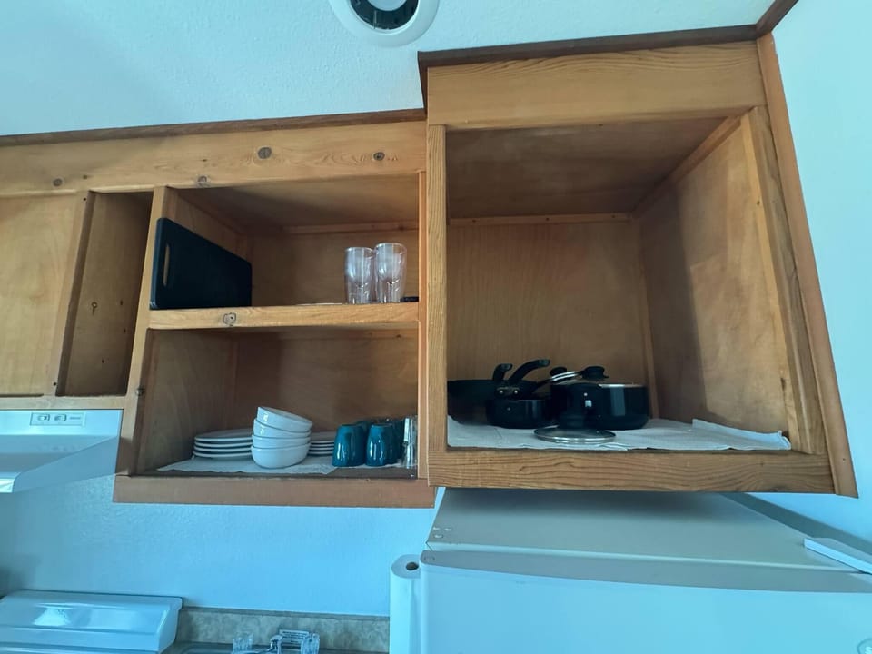 Superior Studio Suite, 1 Bedroom, Kitchen, Oceanfront | Private kitchen | Microwave, coffee/tea maker