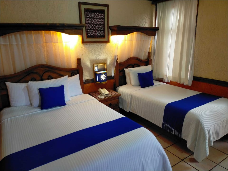City Triple Room | Desk, iron/ironing board (on request), WiFi (free), bed sheets