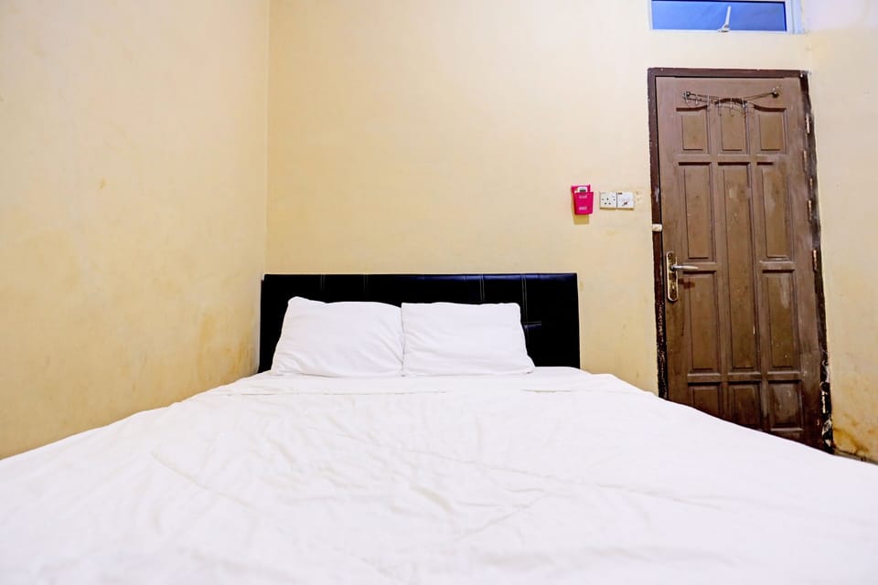 Economy Double Room | Laptop workspace, WiFi (free), bed sheets