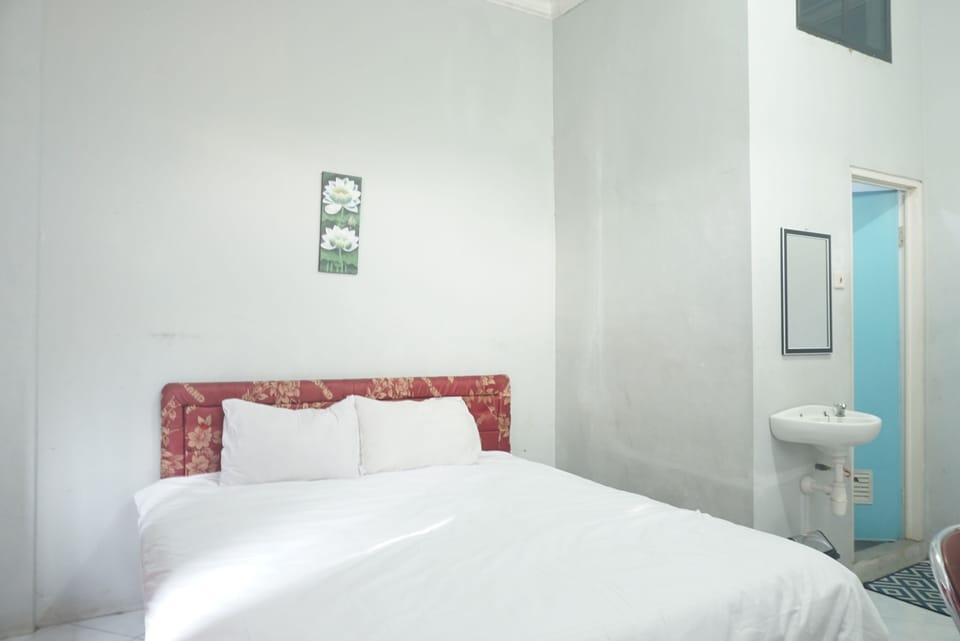 Economy Double Room | Desk, WiFi (free), bed sheets
