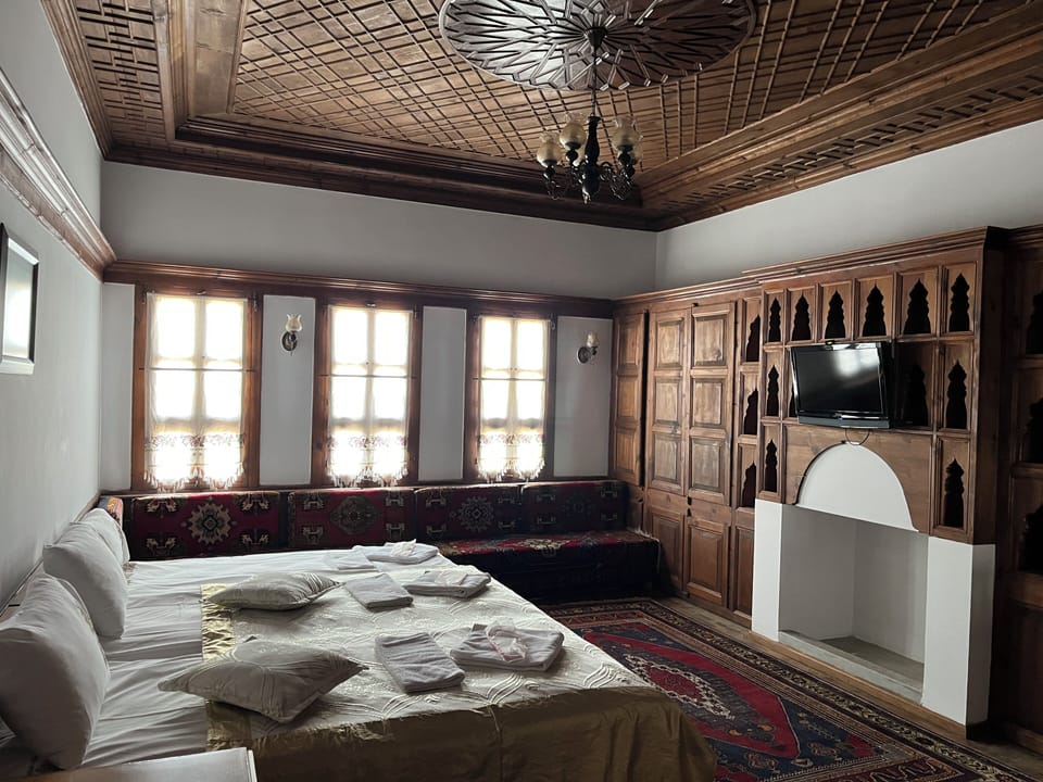 Deluxe Double or Twin Room, Multiple Beds | Individually decorated, individually furnished, desk, laptop workspace