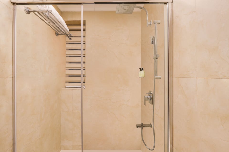 Standard King Room | Bathroom | Shower, hair dryer, bathrobes, slippers