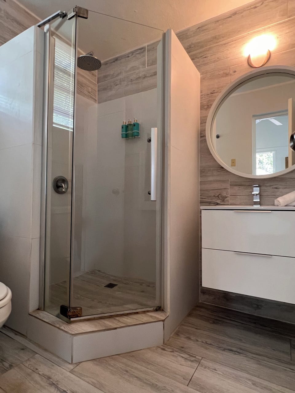 Shower, rainfall showerhead, free toiletries, hair dryer (on request)