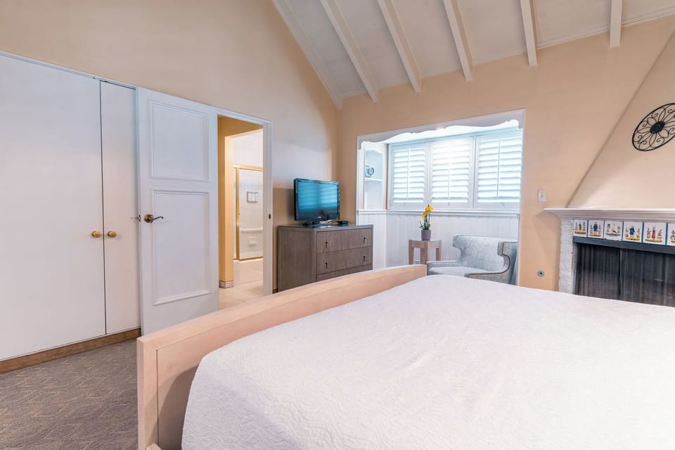 Deluxe Room, 1 King Bed, Fireplace | Premium bedding, pillowtop beds, iron/ironing board, free WiFi