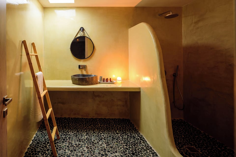 Family Suite, Hot Tub | Bathroom | Shower, rainfall showerhead, towels