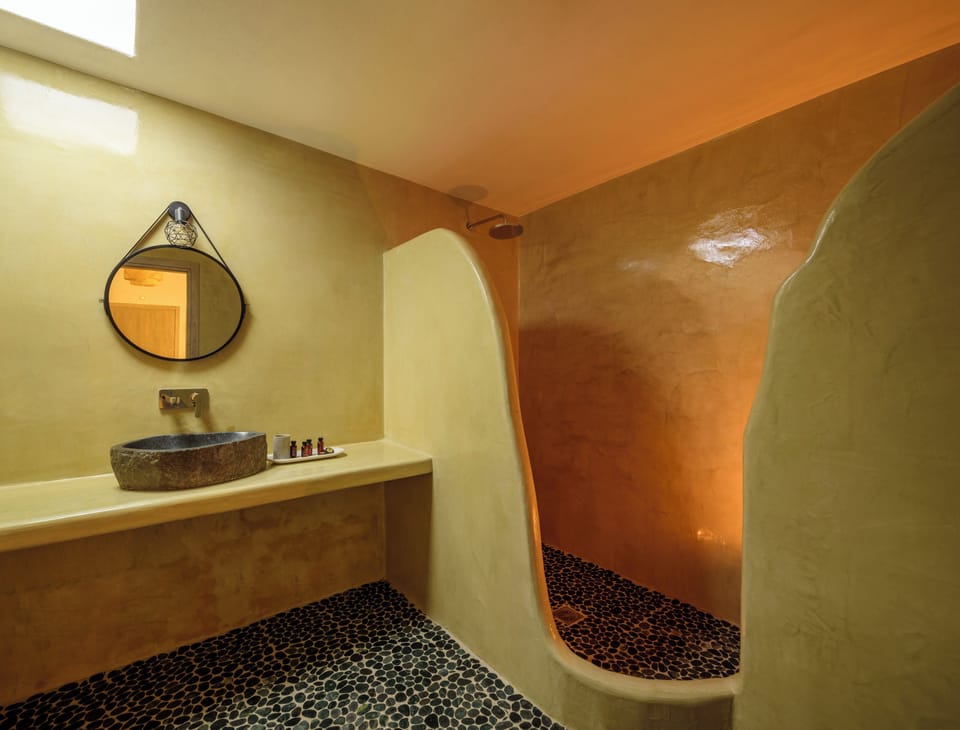 Family Suite, Hot Tub | Bathroom | Shower, rainfall showerhead, towels