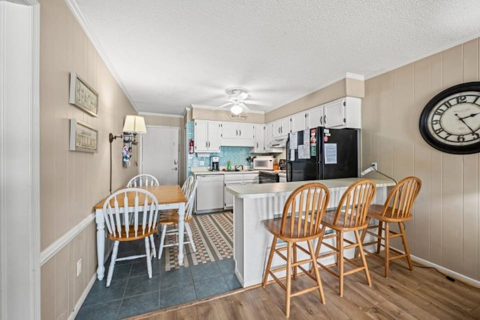 Grab a quick bite to eat before heading back out to the beach.
