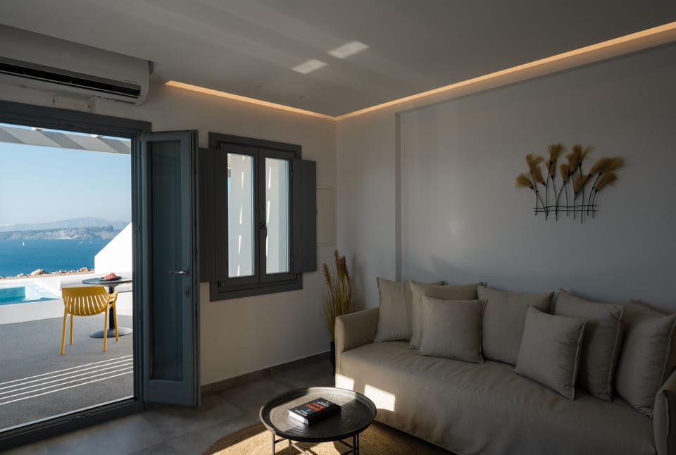 Deluxe Suite with Outdoor Mini Plunge Pool and Caldera View | Soundproofing, WiFi (free)
