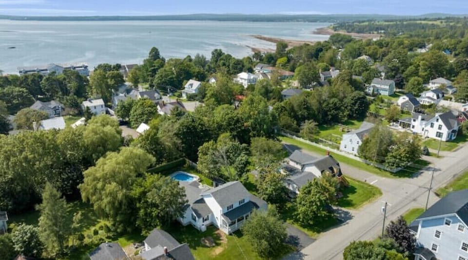 Passamaquoddy Bay featuring Algonquin Golf Course in upper right