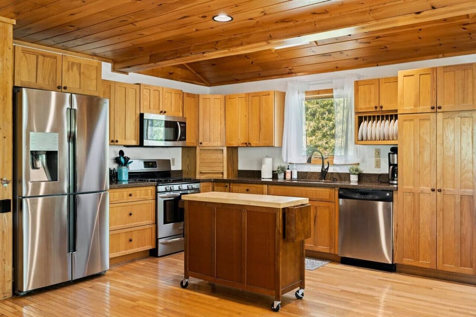 Stainless steel appliances in the well appointed kitchen!