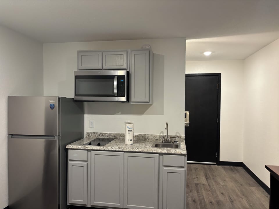 Deluxe Studio Suite, 1 Queen Bed | Desk, blackout drapes, iron/ironing board (on request), WiFi (free)