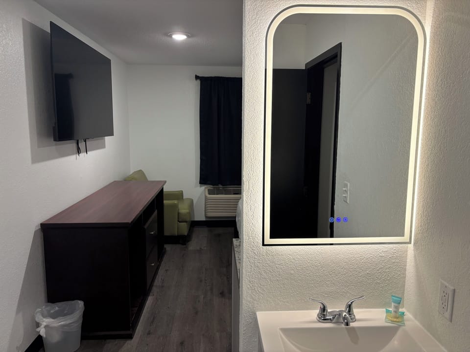 Deluxe Studio Suite, 1 Queen Bed | Desk, blackout drapes, iron/ironing board (on request), WiFi (free)