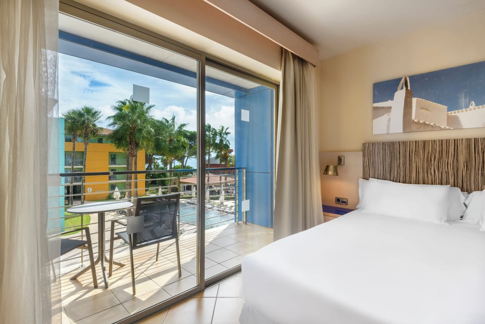 In-room safe, desk, soundproofing, WiFi (free)