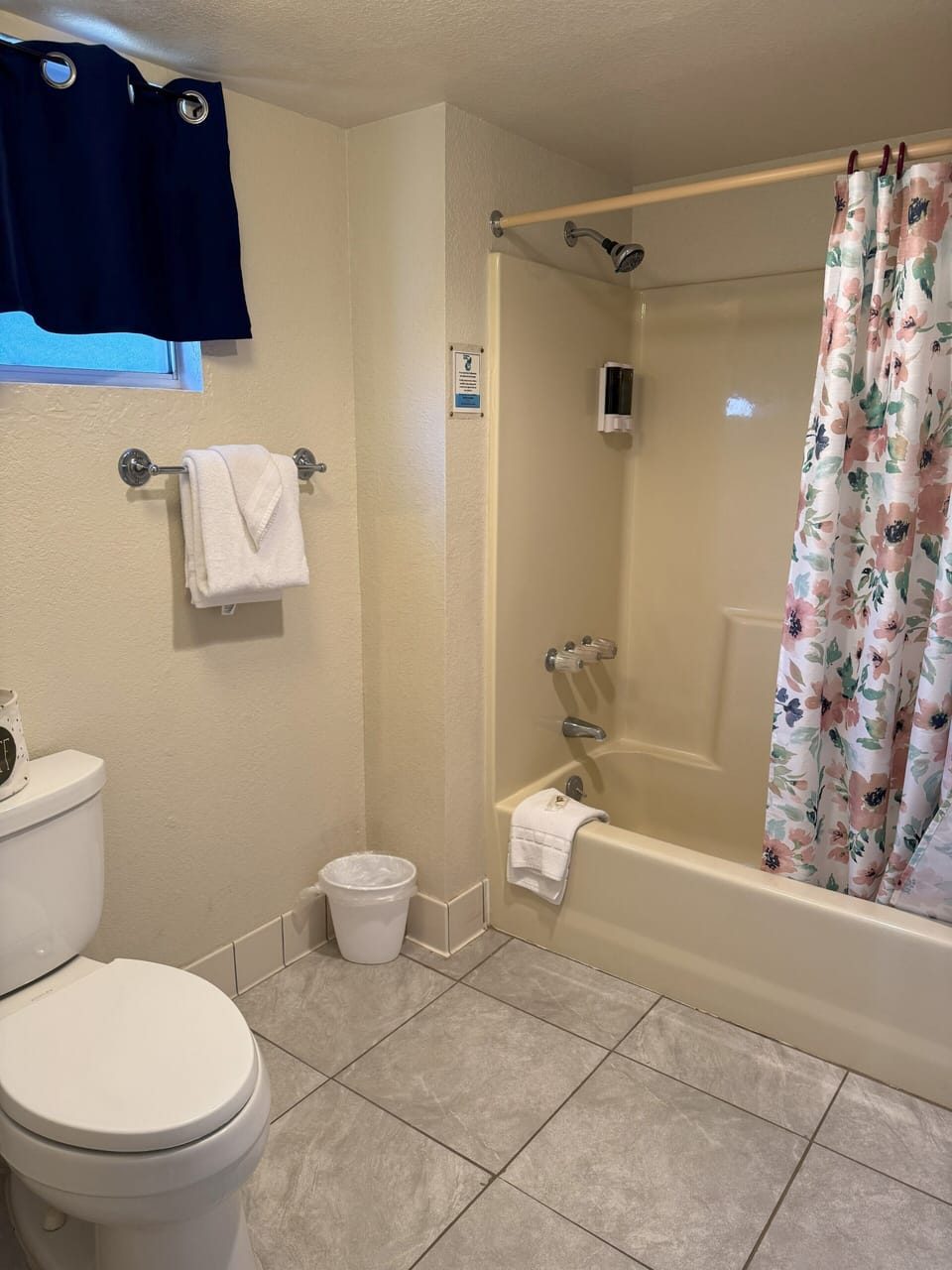Standard Room, 2 Twin Beds | Bathroom | Combined shower/tub, free toiletries, hair dryer, towels
